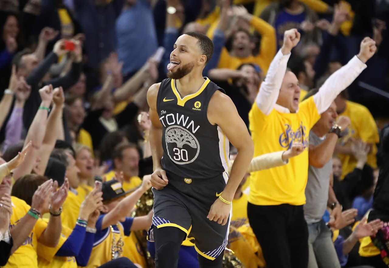 Warriors ganan a combativos Pelicans en regreso de Steph Curry