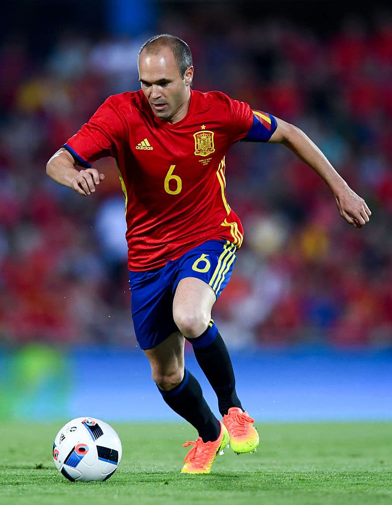 Andrés Iniesta - El capitán del FC Barcelona es ya una leyenda del fútbol mundial, pero aún le queda mucho fútbol en los botines. Tomará el lugar de Xavi Hernández como cerebro del equipo y marcará el paso de España en esta Euro.