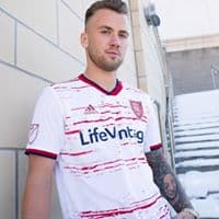 Albert Rusnák modela la nueva camiseta alternativa de Real Salt Lake. (Real Salt Lake)