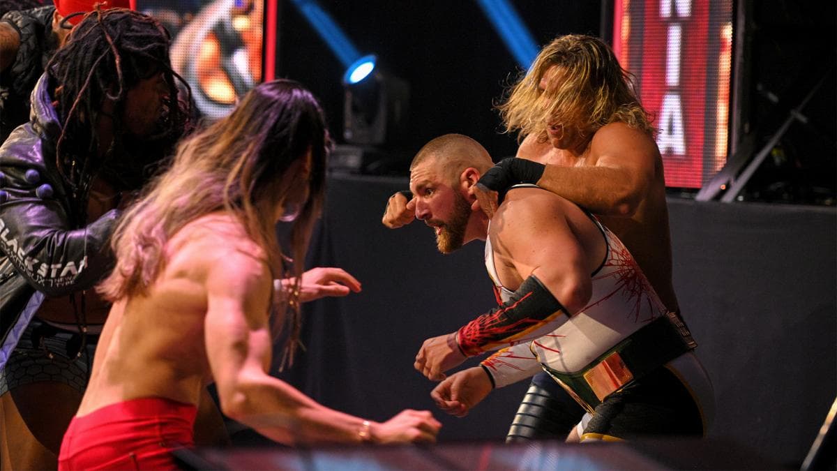 Gronkowski, a un año de su retiro del futbol americano, vuelve a quedar campeón, pero esta vez como luchador de la WWE, con un salto desde las alturas, apuntalando a Mojo Rawley para llevarse el cinturón 24/7.