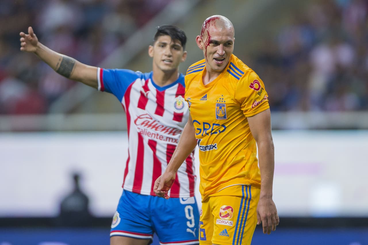 Tremenda herida la que sufrió Jorge Torres Nilo luego de un fuerte choque de cabezas con Alexis Vega.