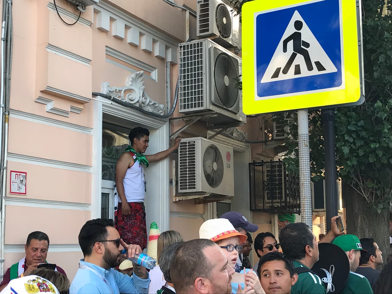 Aunque sea subido a una marquesina, este aficionado no quería perder detalle de la llegada del Tricolor a Rostov.