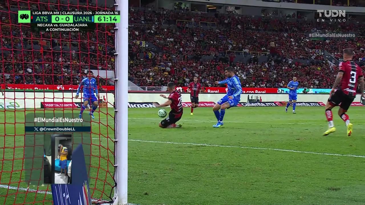 ¿Penal para Tigres? Los jugadores regios explotan por la jugada