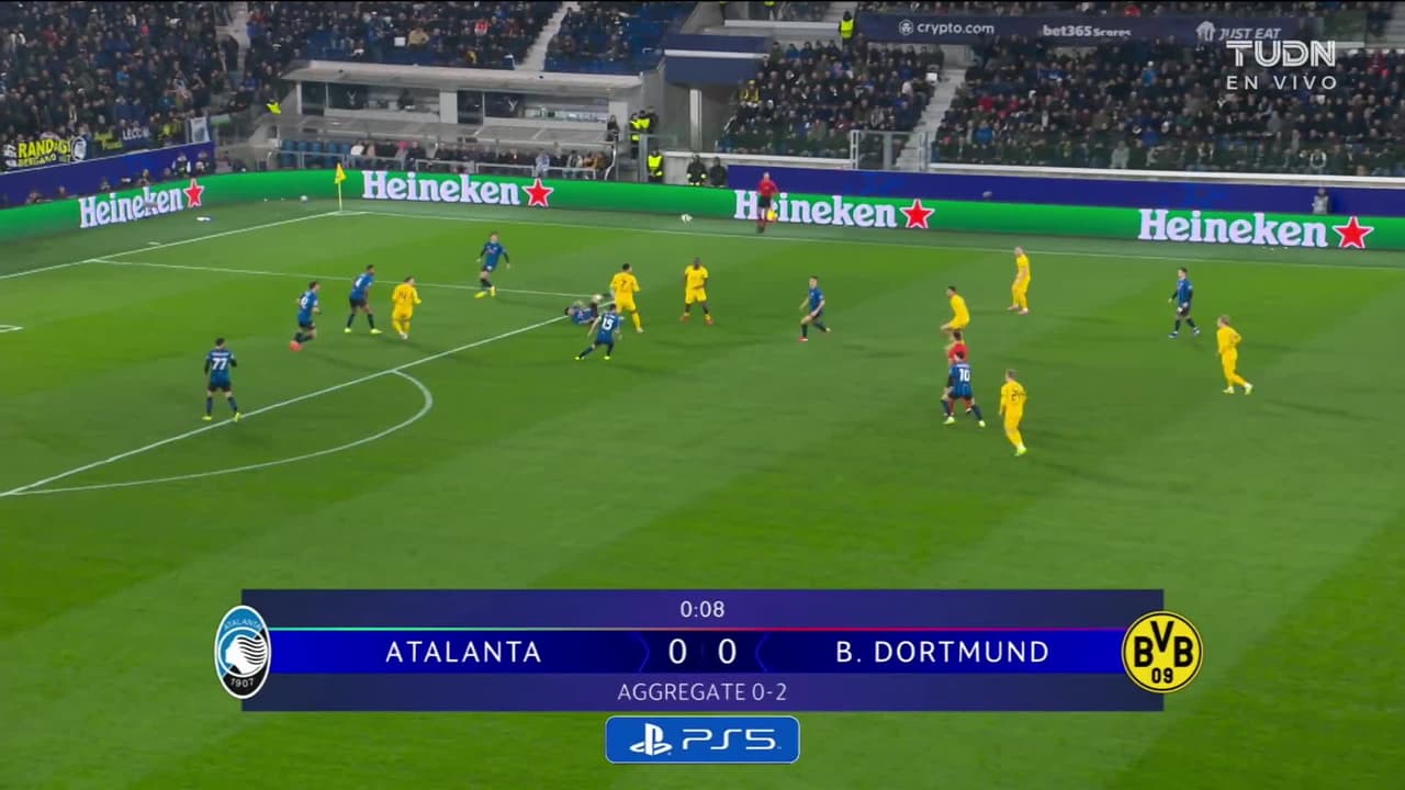 Arranca el partido y la pelota está en juego.