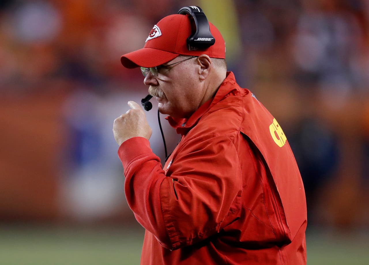 Para Andy Reid la historia es muy diferente. No tuvo empacho en cederle las riendas de la ofensiva a un joven quarterback para la temporada 2018, y esa decisión le está dando la razón.