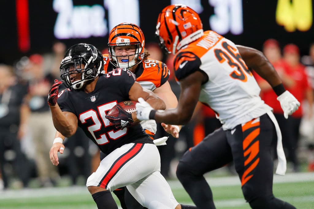 Los Falcons se fueron adelante en el juego con una carrera de (25) Ito smith de 7 yardas restando 10:27 en el primer cuarto para ponerse 7-0.