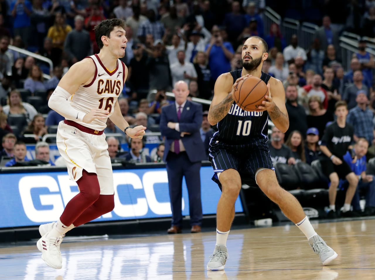 <b>Cleveland 100-102 Orlando.</b> El francés Evan Fournier (10) hundió un largo doble mientras expiraba el reloj para que el Magic (4-6) superara a unos alicaídos Cavs (1-9). Aaron Gordon anotó 23 puntos.