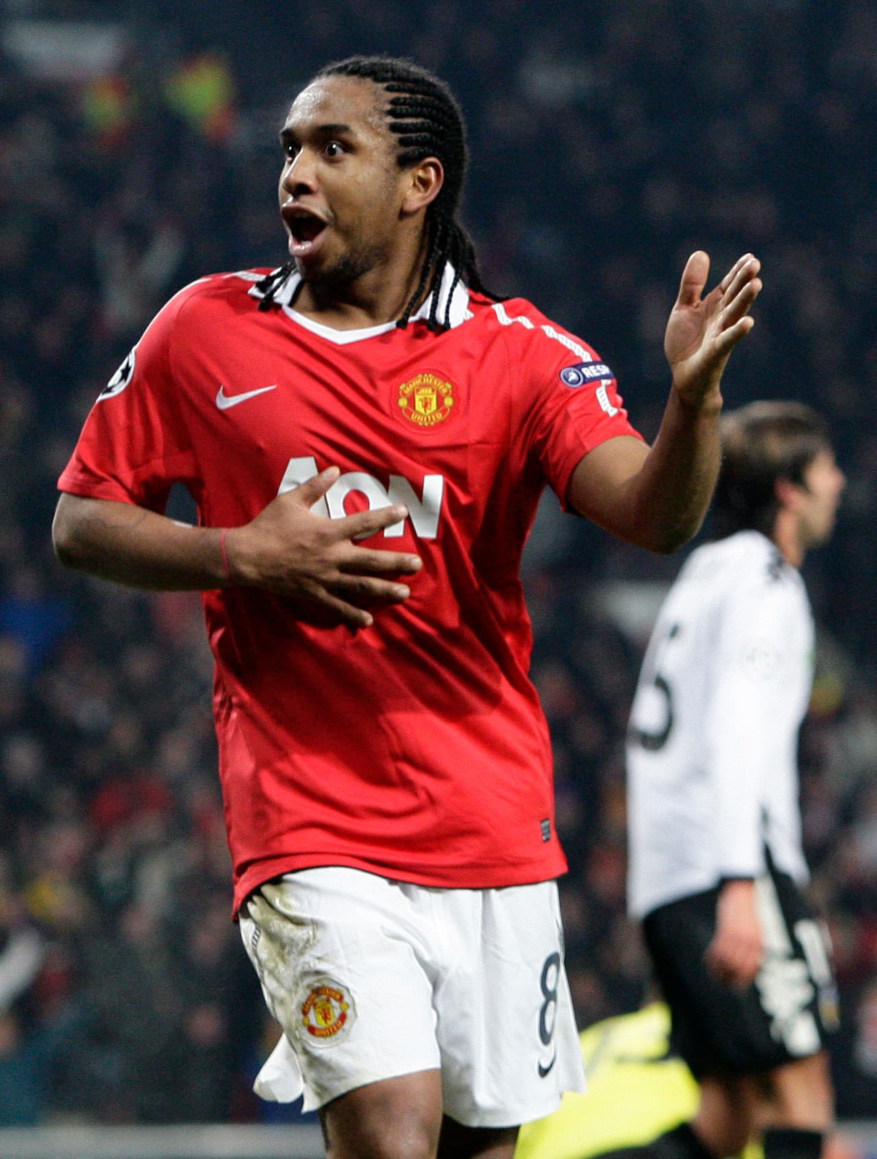 Aunque pasó 6 años en los 'diablos rojos', el brasileño no fue pieza clave y terminó cedido en la Fiorentina. Regresó, pero la historia fue igual así que optó por jugar en su país. Actualmente juega en Coritiba.