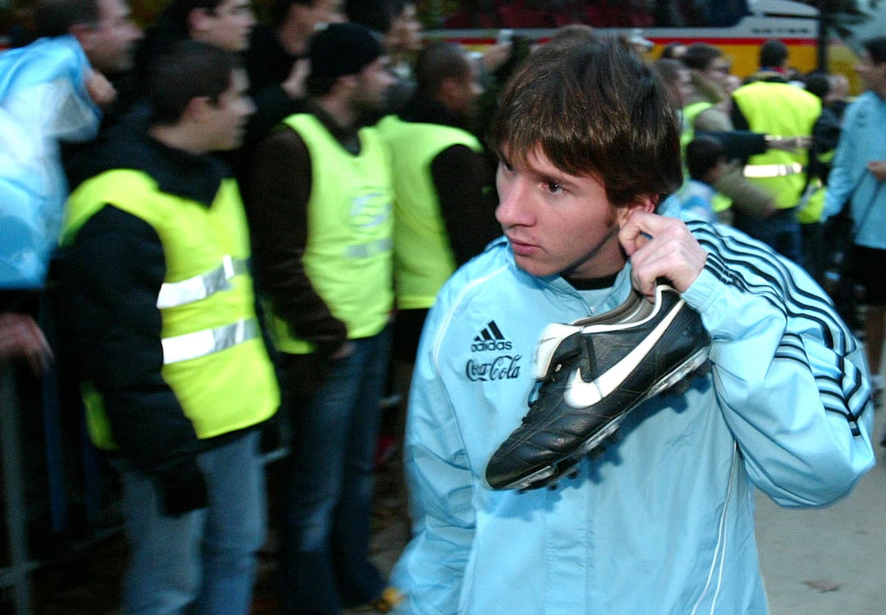 Lionel Messi tenía 17 años, tres meses y 22 días cuando debutó en partido oficial con el Barcelona.