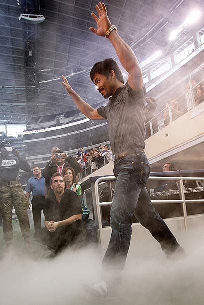 Pacquiao saltó al emparrillado al estilo de los súper estrellas de la NFL.