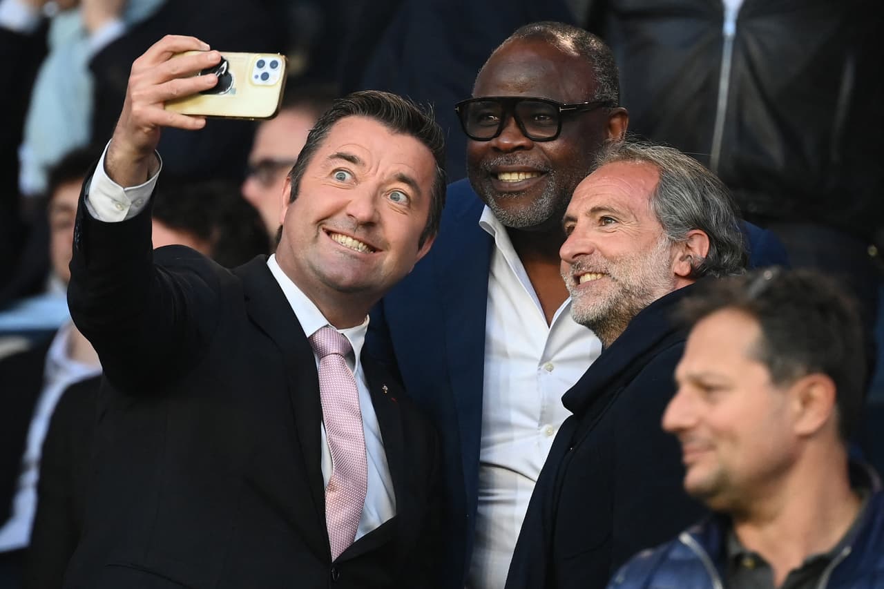 El exjugador Basile Boli atendría a algunos seguidores en las gradas.