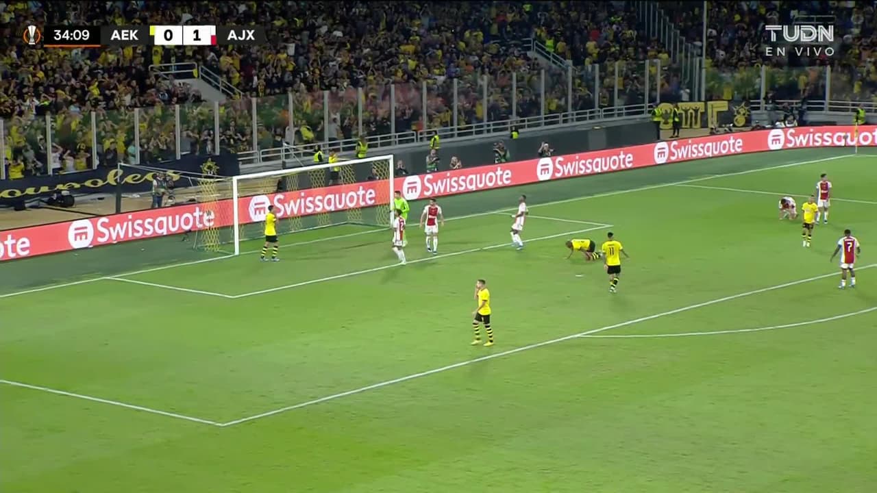 ¡TIRO ATAJADO! disparo por Orbelín Pineda.