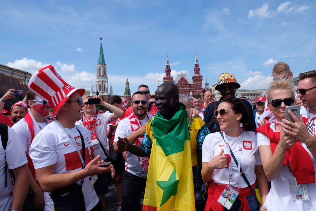 El colorido de los hinchas de Polonia y Senegal fue parte del paisaje en Moscú en medio del partido entre ambos seleccionados por el grupo H del Mundial de Rusia 2018.