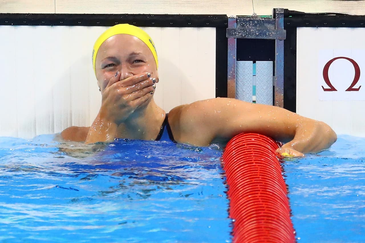 La nadadora sueca Sarah Sjostrom al ganar la medalla de oro y confirmar en la pantalla el nuevo récord mundial en los 100 metros estilo Mariposa.