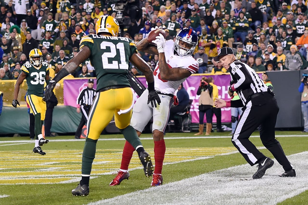 Todo un mlabarista, 'OBJ' logró dejar los dos pies en la zona de TD tras atrapar el pase.