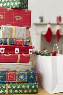 <b>Acuerda los regalos con los adultos.</b> Si en tu lista de regalos hay niños (probablemente así es), conversa sobre los regalos para que no se repitan. Además, llega al acuerdo con los adultos de solo compartir un detalle por la temporada. 
<br>
<br>
<br>