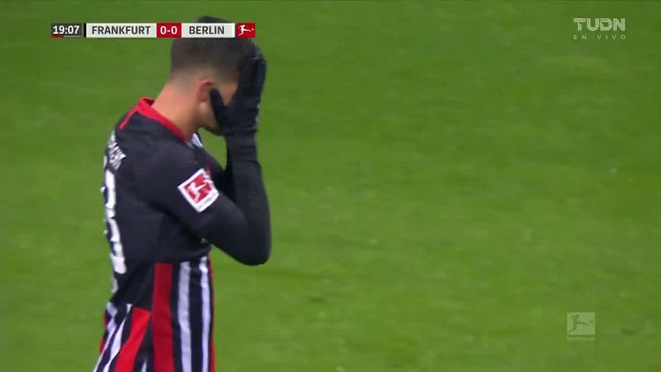 Tiro desviado de André Silva