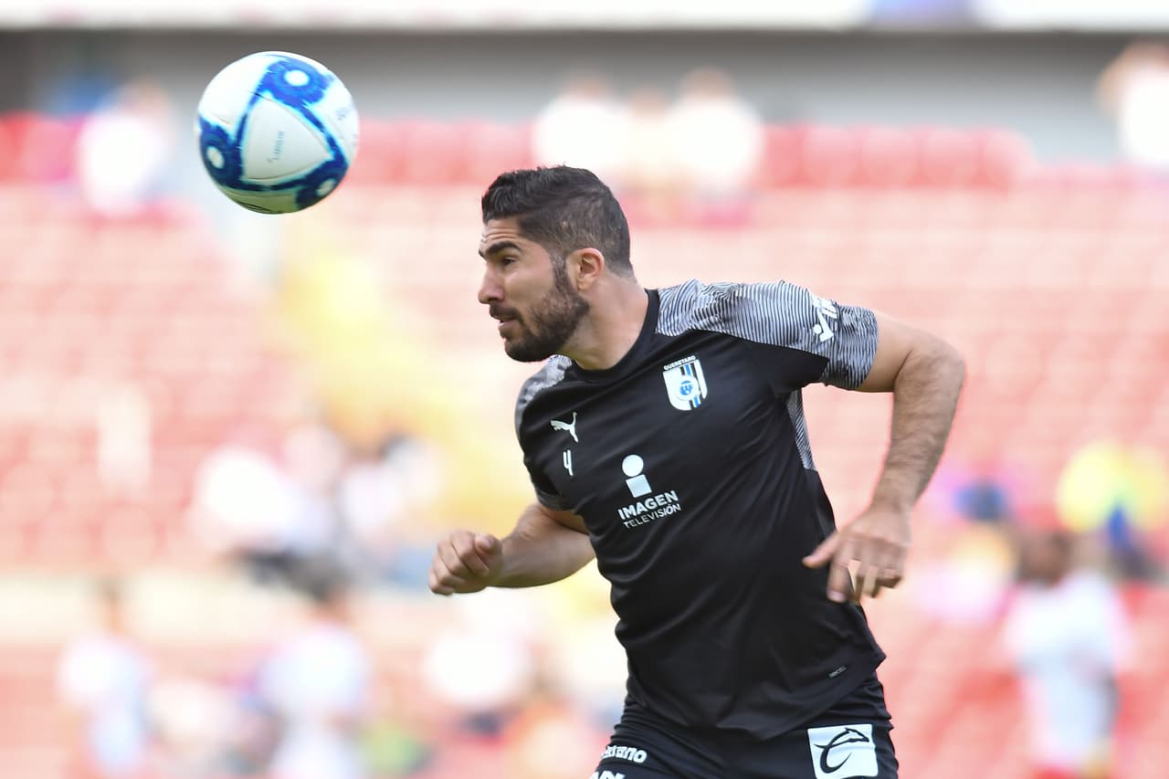 Jair Pereira. El actual central de Querétaro canta y toca el piano. ¿Será que ya tiene planes para su retiro?
