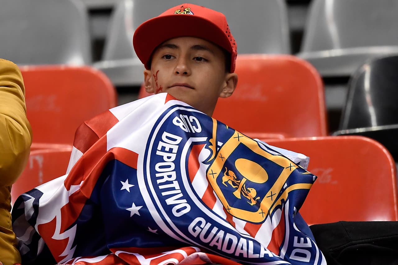 Fanático de Chivas en el Estadio Azteca antes del juego contra Cruz Azul.
