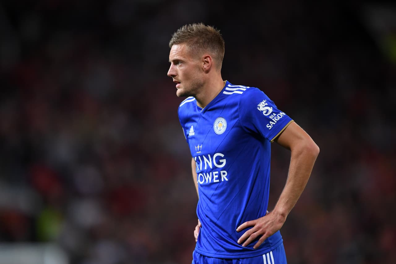 <b>5. Jamie Vardy (Leicester City F.C.) - </b>Aunque mucho se habló en su momento de que dejaría a los Foxes tras el título de la temporada 2015/2016, el experimentado goleador se quedó y firmó una nueva renovación en este mercado. A su velocidad y agresividad le sumó sutileza a la hora de definir.