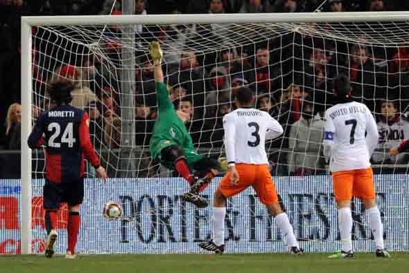 El Valencia consiguió un cerrado triunfo en Genova por 2-1.