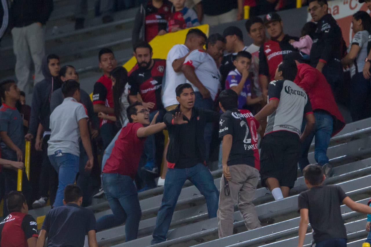 Los ánimos se caldearon en las tribunas del estadio Jalisco y lo q antes era una fiesta familiar se torno en desmanes.