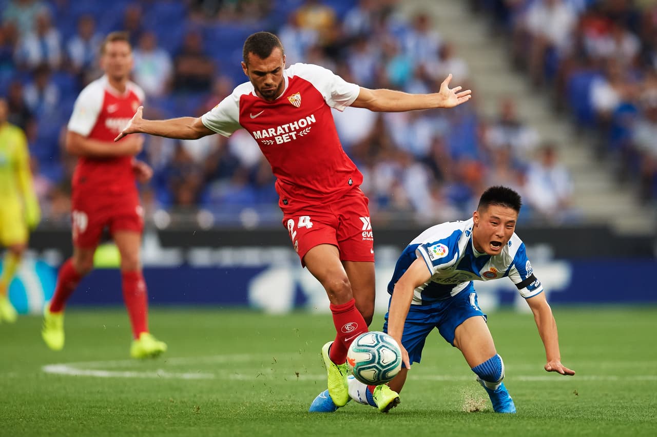 Chicharito es un delantero muy diferente a Luuk De Jong y sería útil en el contexto sevillista. Ante el Espanyol centraron 30 veces y suman 53 centros en 3 partidos de LaLiga.