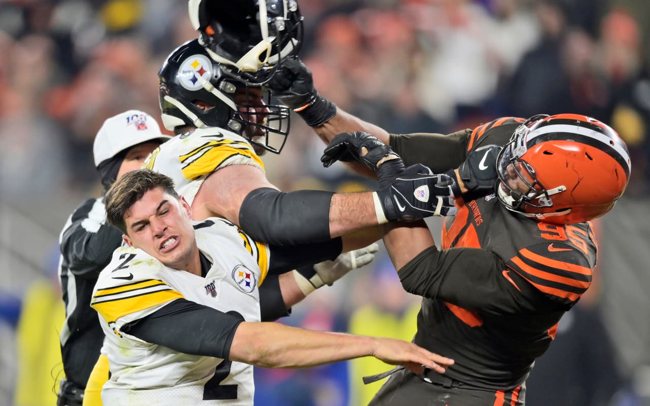 Myles Garret de los Cleveland Browns le quitó el casco a Mason Rudolph, quarterback de los Pittsburgh Steelers y con él le dio un golpe en la cabeza.