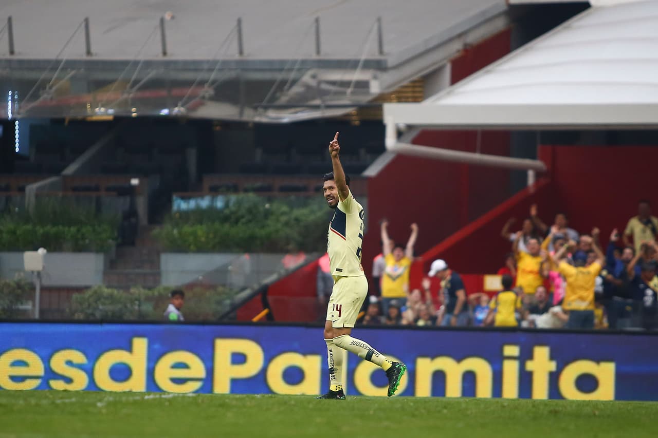 Celebraba Oribe Peralta su gol del minuto 80', pero la jugada fue invalidada por fuera de lugar.