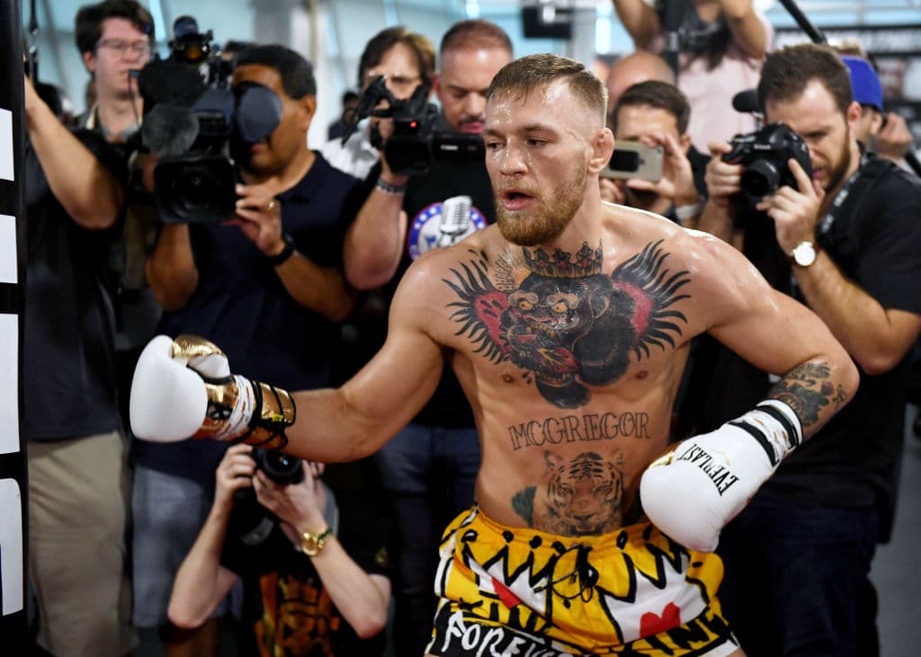 En una entrevista, el talentoso peleador afirmó que ese tatuaje se lo hizo por estética, porque le gusta como lucen y por otra nueva experencia.