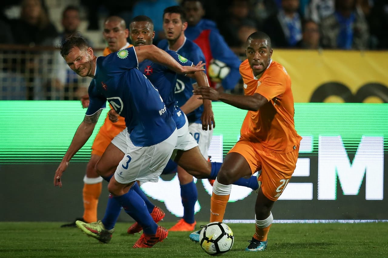 Porto trató de reaccionar al menos para buscar la igualdad del resultado que lo dejara con los mismos puntos de Benfica, a pesar de que este tiene mejor diferencia de gol.