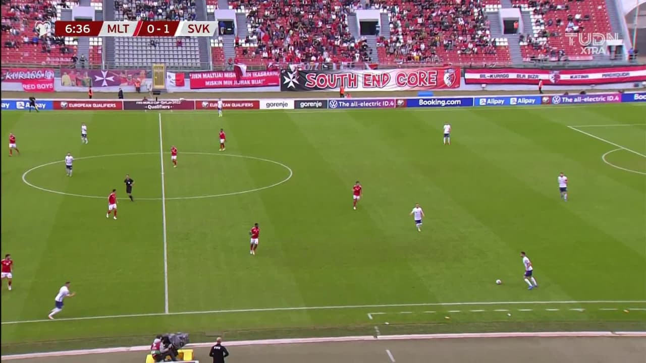 ¡GOL!  anota para Eslovaquia. Ondrej Duda