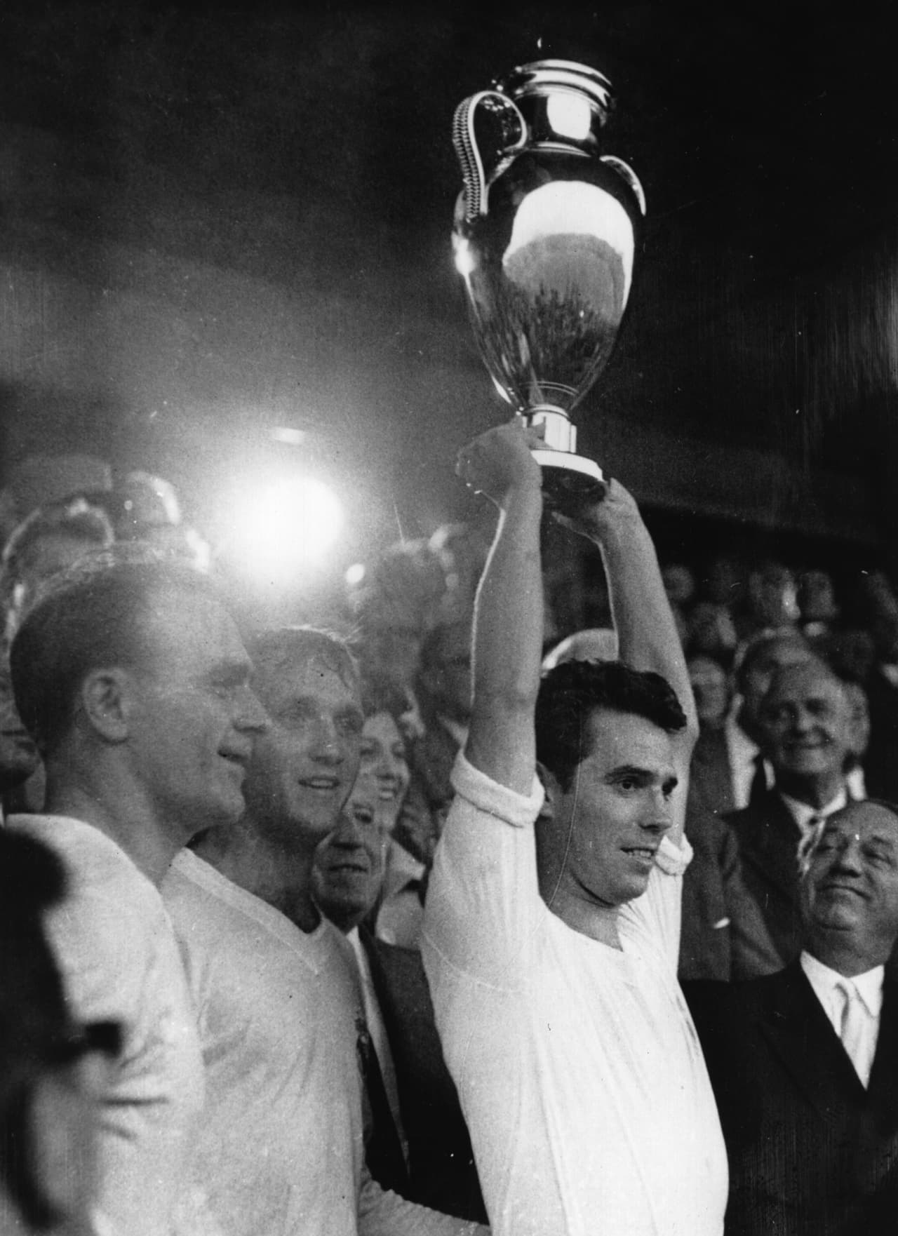 Tan solo tres años después se volvieron a ver las caras en la final de la Copa de Europa, esta vez disputada en Stuttgart. El triunfo volvió a ser para los madridistas –2-0 esta vez–, marcando una clara paternidad sobre los franceses.