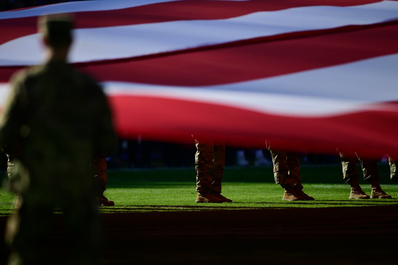 Todo el honor y patriotismo durante el Himno Nacional.