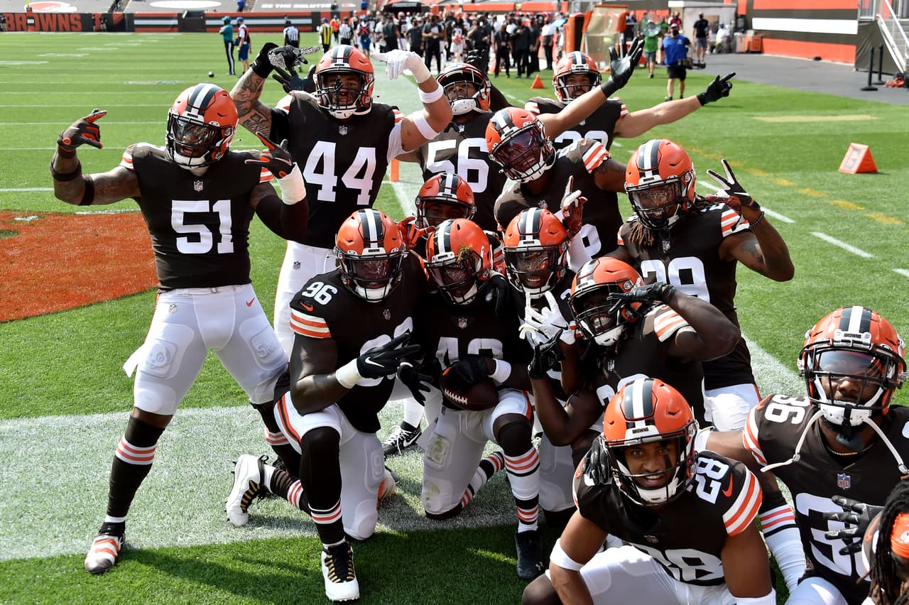 Cleveland Browns posan en festejo de touchdown ante Washington.