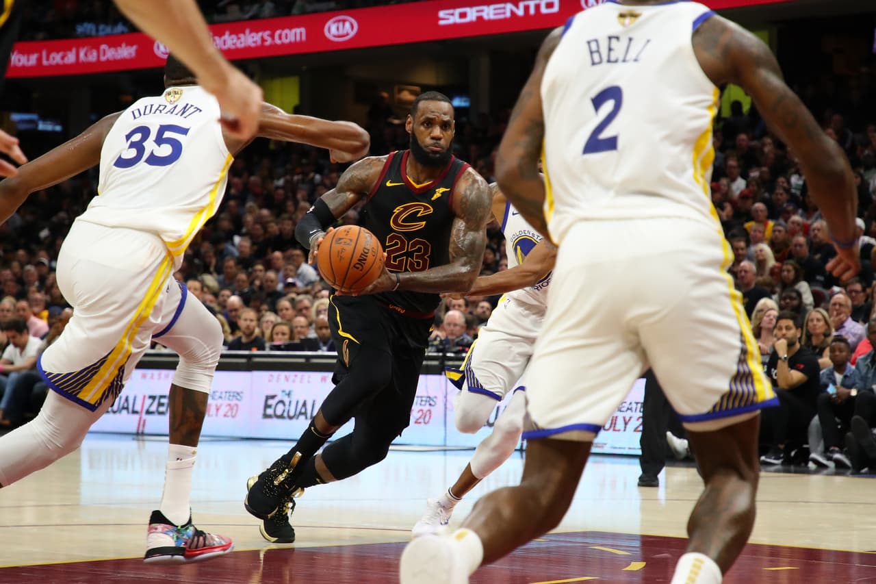 <b>Warrios Vs. Cavaliers: </b>las últimas cuatro temporadas las han definido los de Oakland y Cleveland con tres triunfos para los primeros de la mano de Stephen Curry, mientras que LeBron James solo pudo darle el anillo una vez a su franquicia. Ahora, con 'The King' en los Lakers, puede que la rivalidad se enfríe.