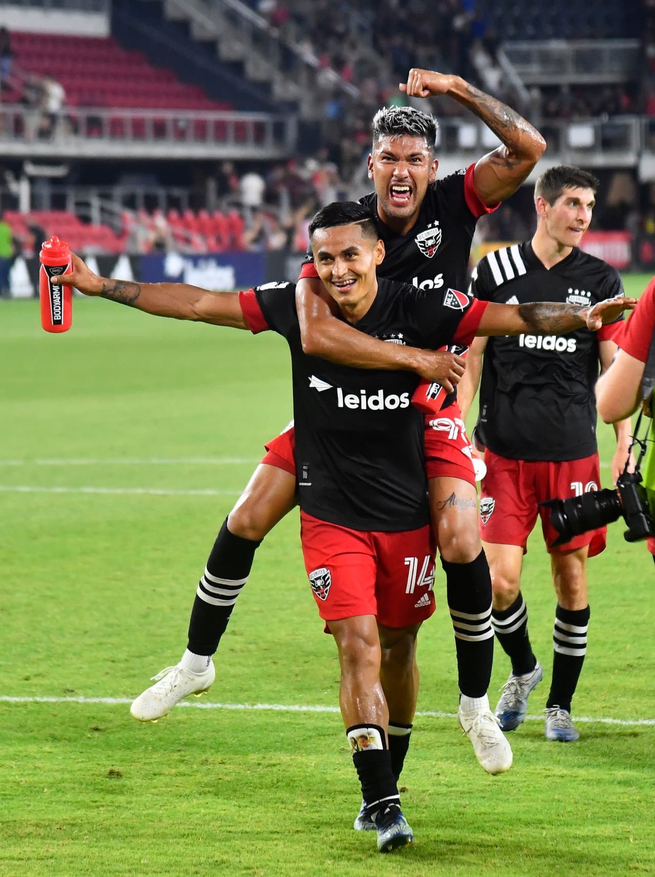 El resultado acercó al conjunto capitalino a la zona de clasificación a la postemporada.
<br>