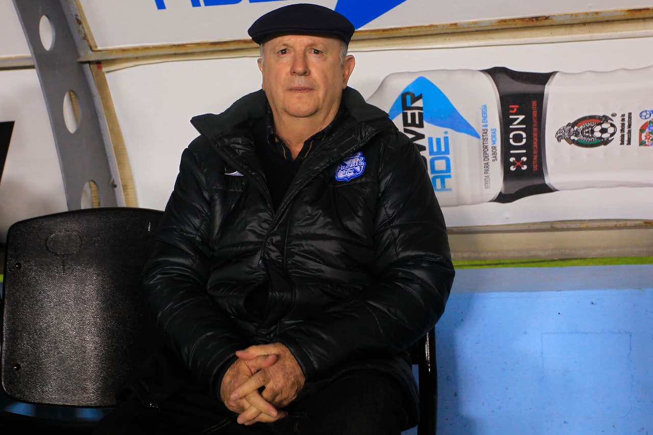 Un viejo conocido del americanismo como Manuel Lapuente es otra opción de peso para la dirección técnica. El entrenador mexicano llevó a las águilas a conquistar una estrella en el 2002, por lo cual podría tener puntos a favor con la afición y la directiva.