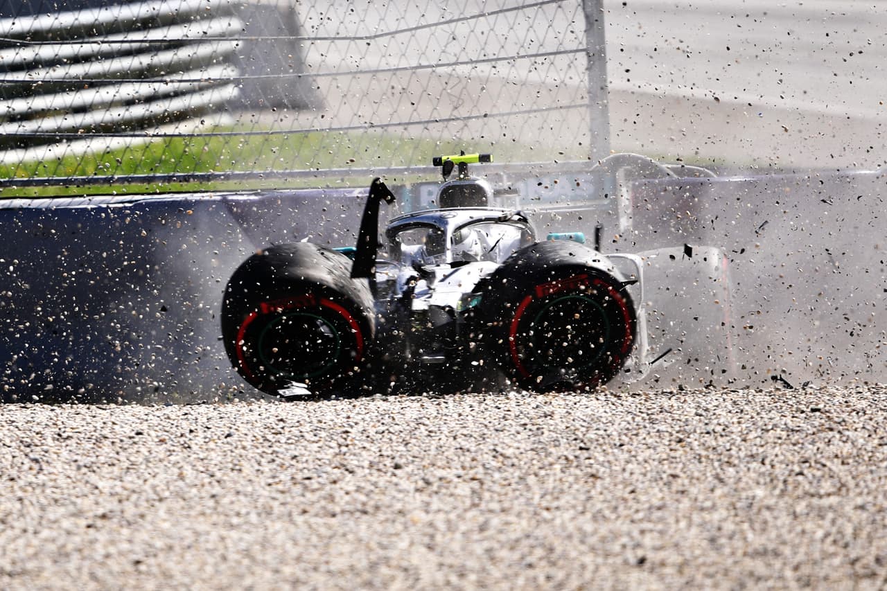 Este viernes los motores se prendieron en el Red Bull Ring, en Spielberg, para dar inicio al Gran Premio de Austria con las primeras dos sesiones libres. Charles Leclerc y Lewis Hamilton fueron los dos más rápidos en una jornada accidentada en la que Max Vertsappen, Valtteri Bottas, Sebastian Vettel, Pierre Gasly, entre otros, tuvieron inconvenientes.