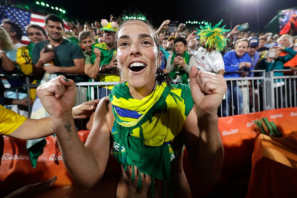 Las brasileñas Ágatha y Bárbara se clasificaron hoy a la final de voley playa de los Juegos Olímpicos de Río de Janeiro al eliminar en dos sets (22-20 y 21-18) a la pareja estadounidense formada por Kerri Walsh Jennings, tricampeona olímpica, y April Ross, ganadora de la plata en Londres 2012.