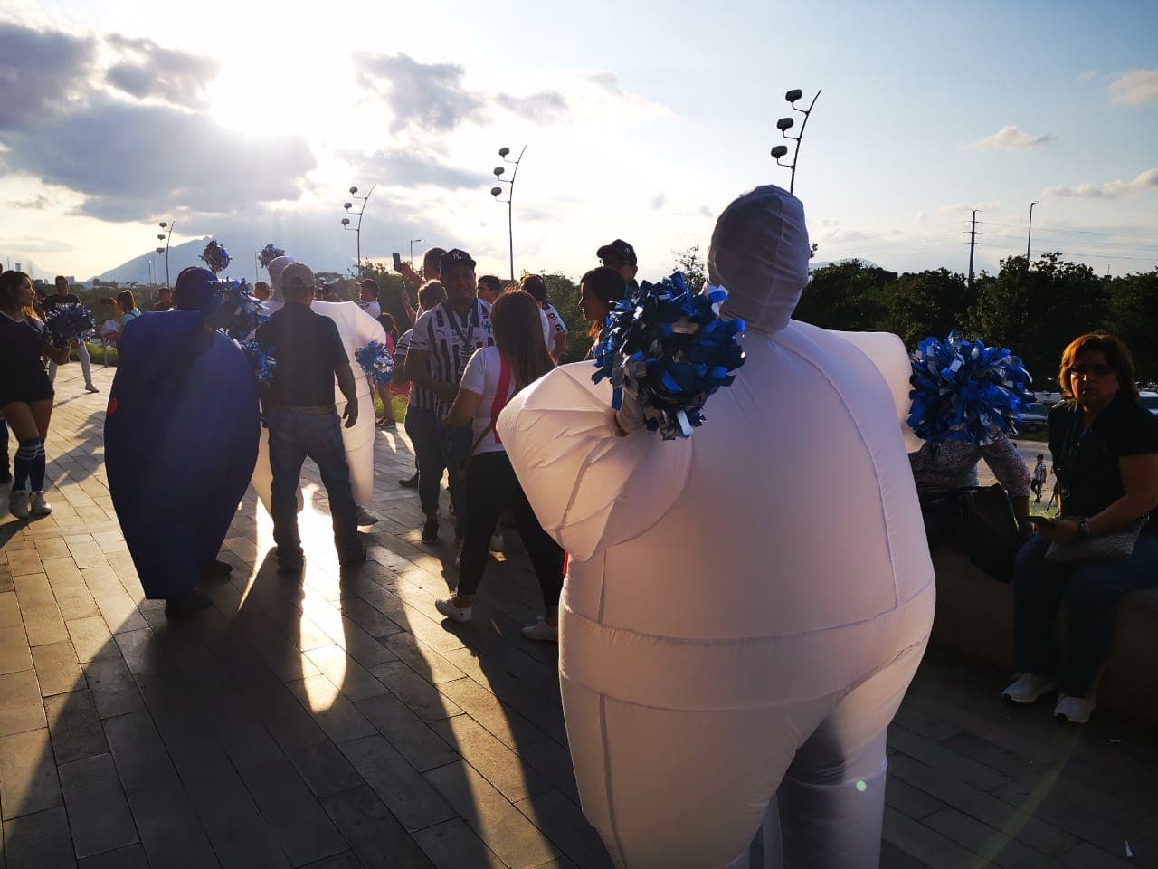 En el Estadio BBVA Bancomer los fanáticos se viven los minutos previos al partido de vuelta entre Rayados y Necaxa y por los Cuartos de Final de la Liguilla del Clausura 2019.