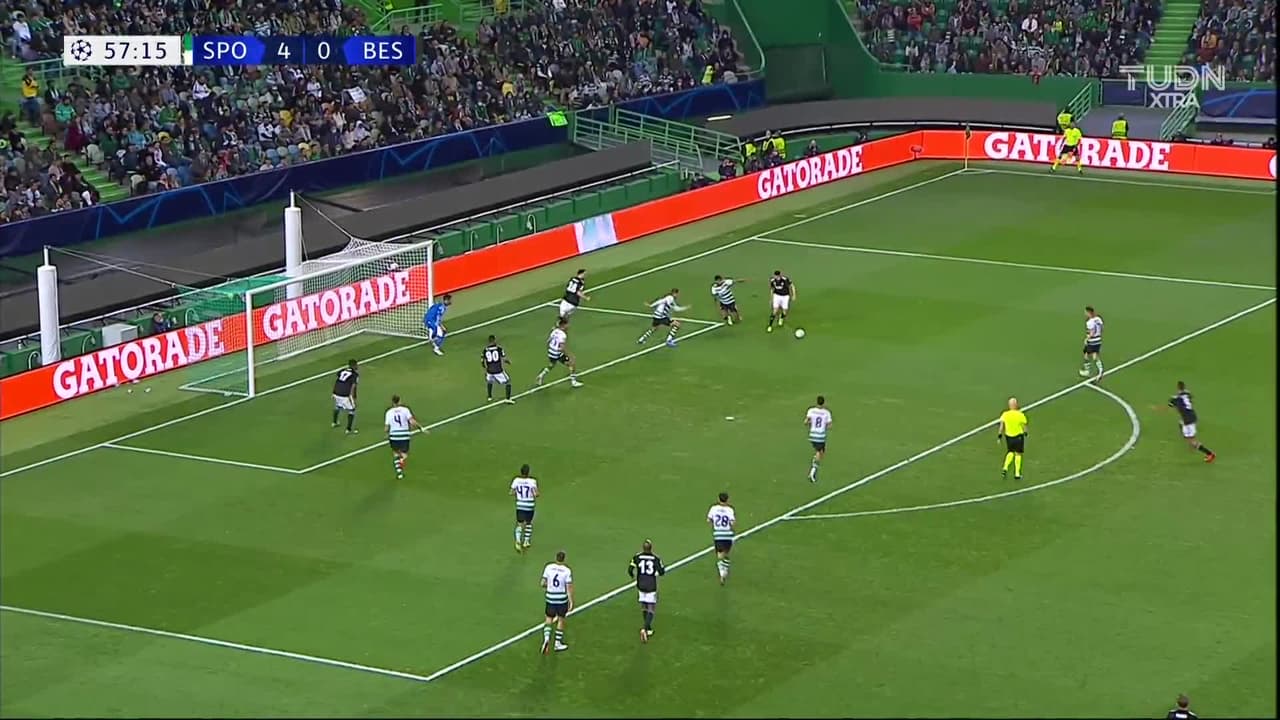 ¡TIRO ATAJADO! disparo por Rachid Ghezzal.