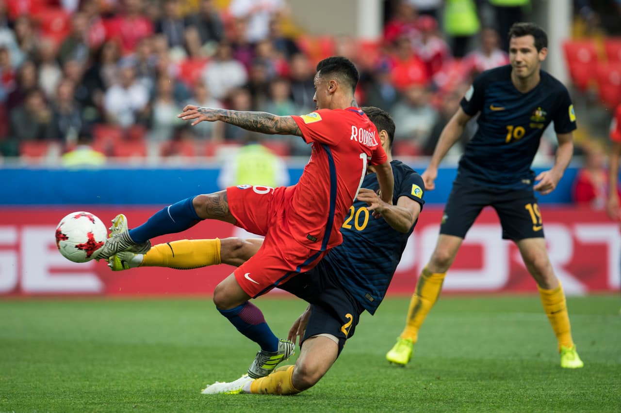 Sin embargo, cuando más se acercaba Australia al segundo un balón a Martín Rodríguez en el área chica volvió a meter en el partido a los chilenos.