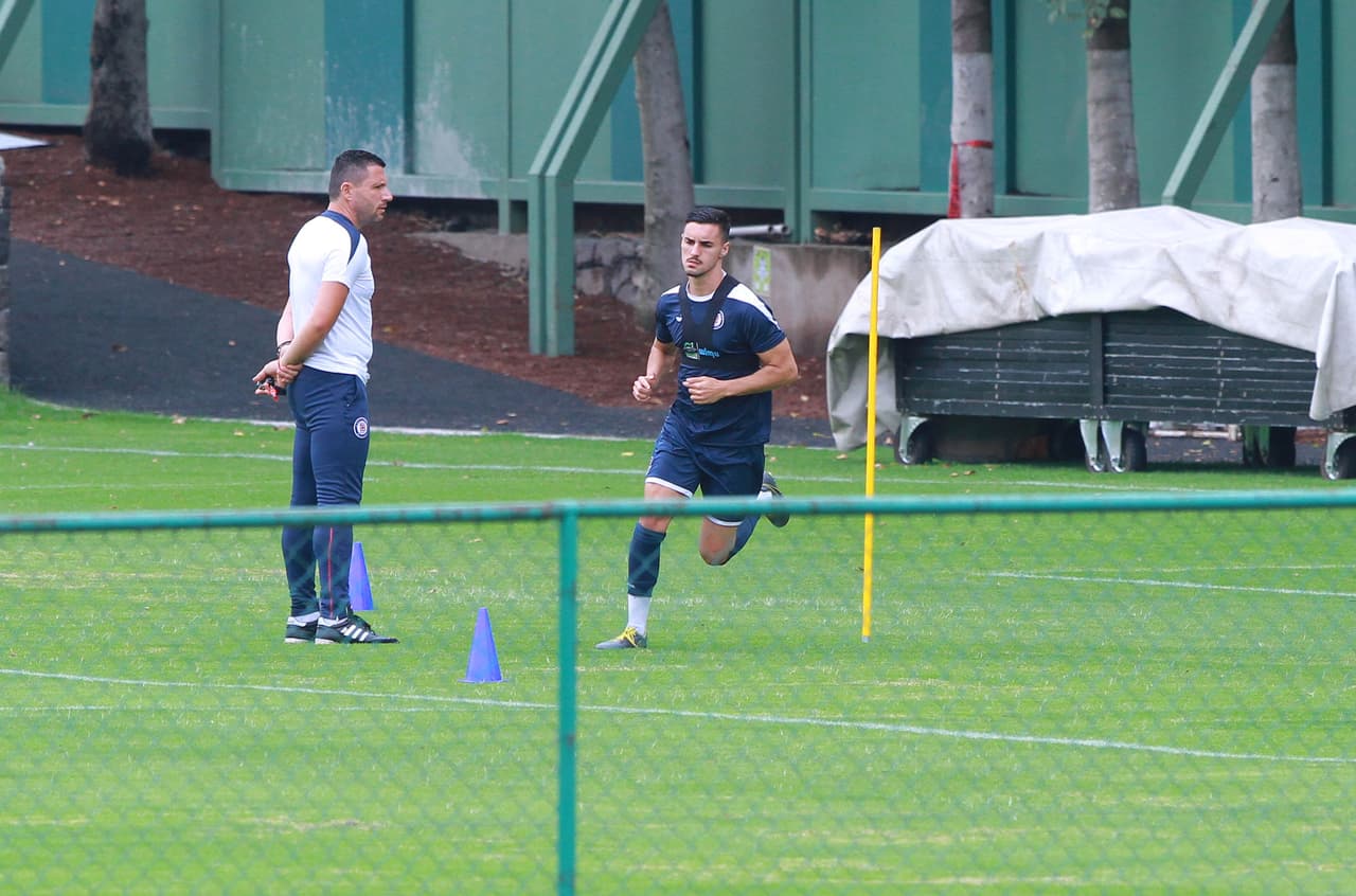 Este martes 25 de junio los integrantes del Cruz Azul se entrenaron en La Noria con Pedro Caixinha dirigiendo la práctica. Estuvo presente Ricardo Peláez, director deportivo del equipo Celeste. En el entrenamiento estuvieron ausentes los jugadores que pertenecen a alguna selección del continente americano que por ahora disputan la Copa Oro o la Copa América. Pero se vio a los lesionados Elías Hernández y Stephen Eustaquio integrados de lleno. Estuvieron también jugadores como Édgar Méndez y Martín Cauteruccio, vinculados a salir del club. Esto fue lo que hizo La Máquina hoy.