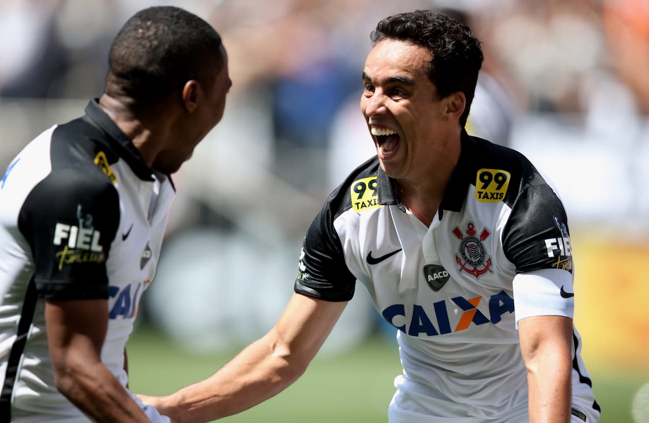 Jadson anotó los goles del triunfo del 'Timao'