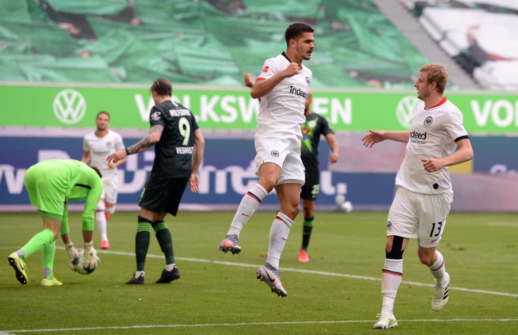André Silva dispara desde los 11 pasos y anota el primer tanto del encuentro.