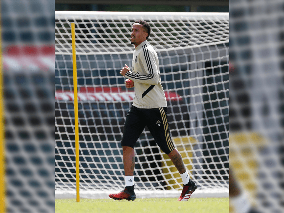 Los jugadores llevaron a cabo ejercicios individuales con y sin balón, divididos en dos turnos y en varios de los campos de futbol. Mariano y Jovic trabajaron en el interior de las instalaciones.