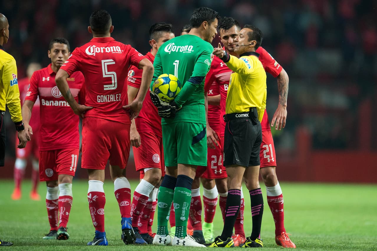 Alfredo Talavera, el arquero de Toluca acarrea una suspensión por ser expulsado al ganarse dos amonestaciones por reclamarle al árbitro en la Copa MX. El futbolista necesitará mediar sus palabras con los silbantes si no quiere verse en problemas.