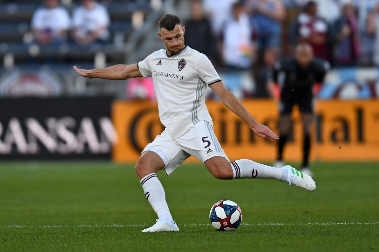 Tommy Smith se fajó en la zaga de Colorado, y de una manera limpia impidió que NY Red Bulls les anotara, con lo cual los Rapids salieron abantes de casa de los neoyorquinos.