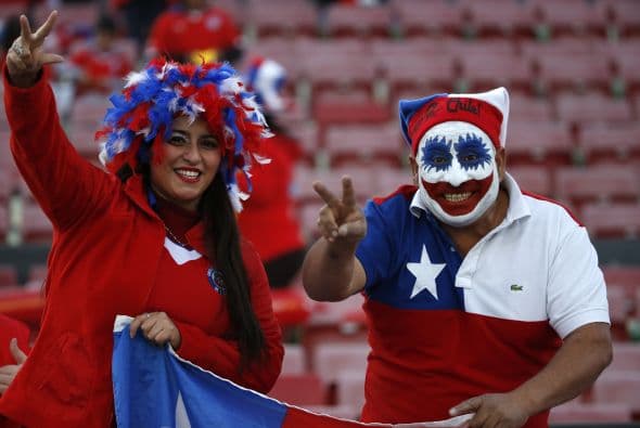 Chile y Perú jugaron un partido lleno de emociones que claisificó a los chilenos a la final, pero en las gradas se jugó otro partido muy intenso, ¿quién crees que lo ganó?